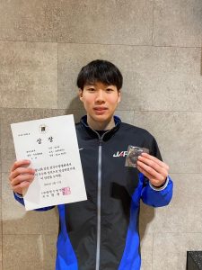 韓国の金泉全国水泳大会で銀メダルを獲得